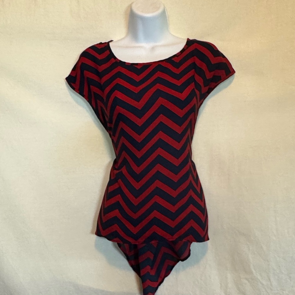 F-169 Three‎ Hearts Red & Blue Chevron print Short Sleeve Hi Lo Blouse Size M